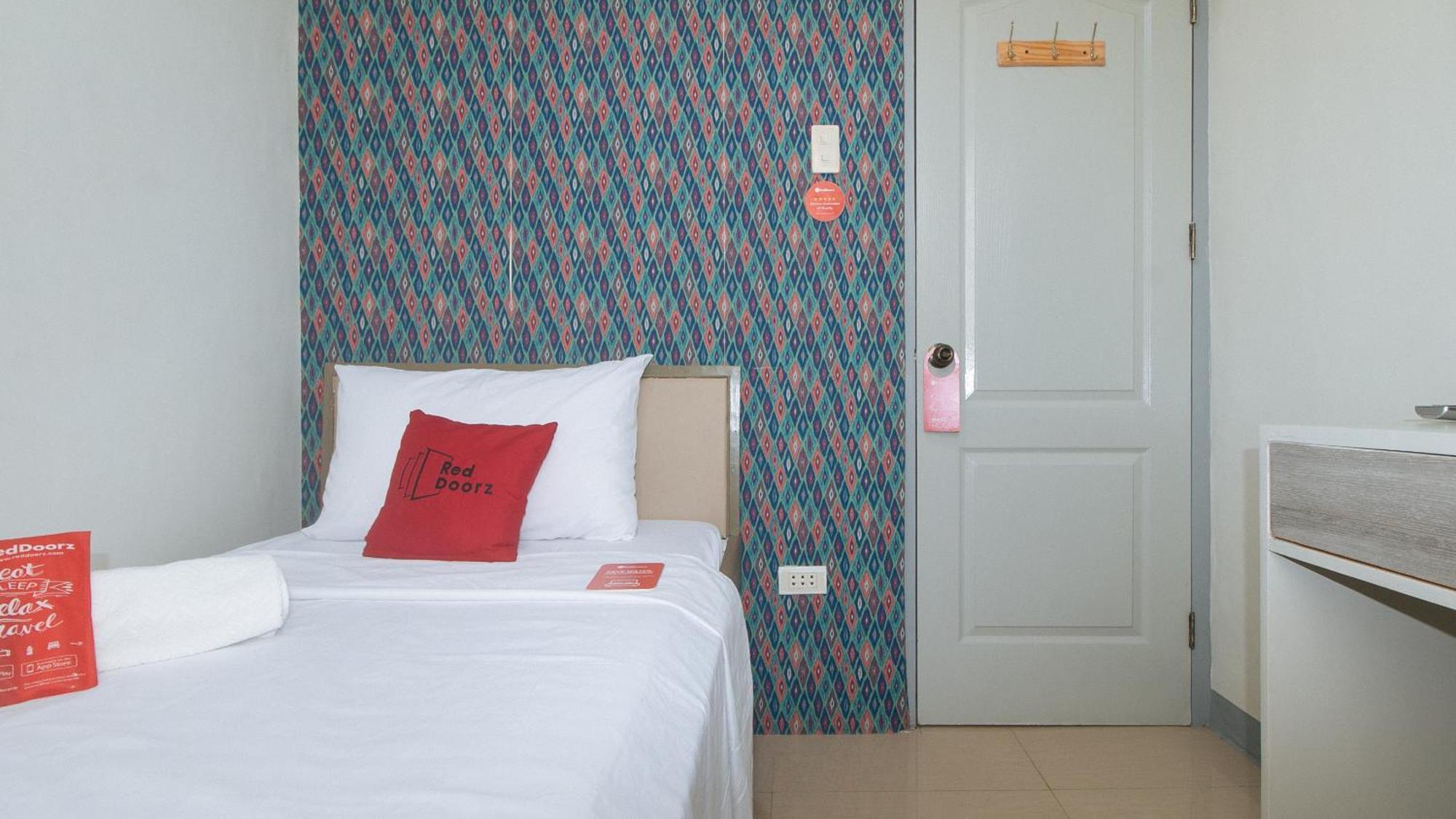 Reddoorz Hostel @ St. Paul Village Lapulapu Dış mekan fotoğraf